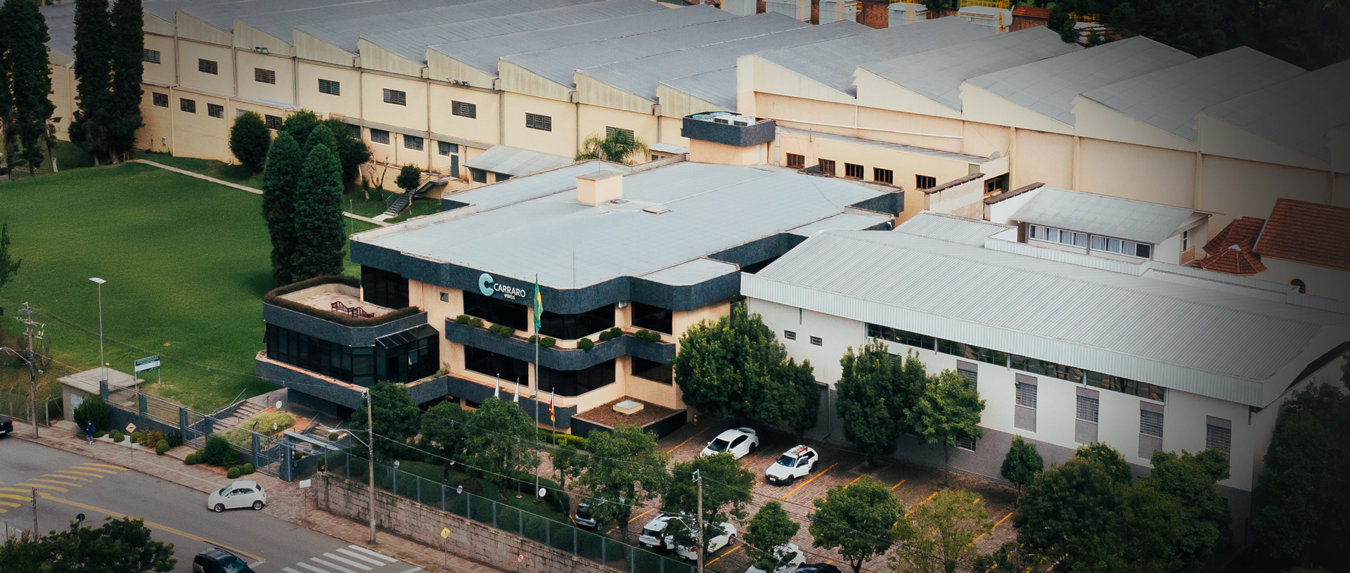 Pessoas sentadas à mesa