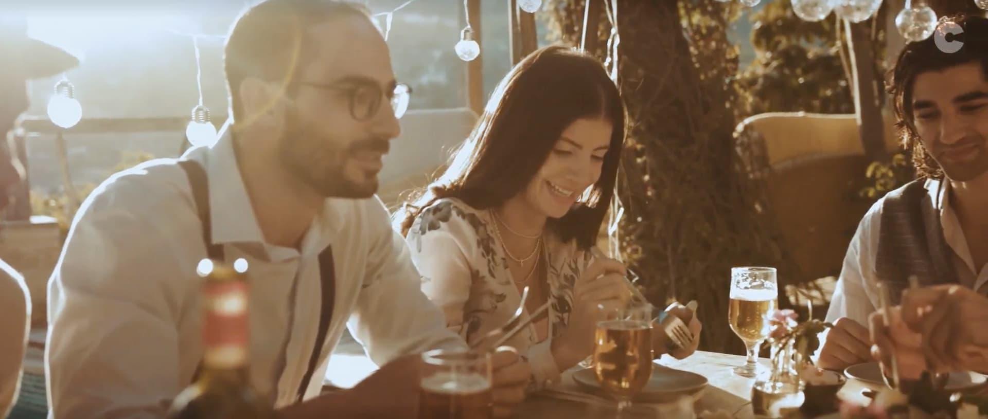 ES Pessoas sentadas à mesa